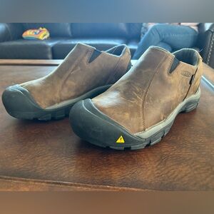 Men’s size 11.5 keen slide on shoes